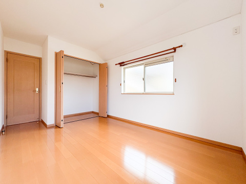 すべての洋室には収納が備え付けてあります。衣類や小物などを収納することで、住空間を有効活用できます。広さも十分ございますので、お客様の生活シーンに合わせてご活用ください。