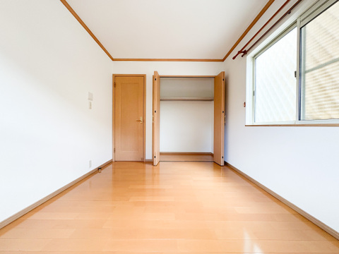 すべての洋室には収納が備え付けてあります。衣類や小物などを収納することで、住空間を有効活用できます。広さも十分ございますので、お客様の生活シーンに合わせてご活用ください。