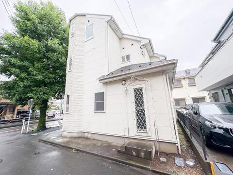 白を基調とした清潔感あふれる外観の住まいです。大きな窓から光が差し込み、明るい家族の暮らしを育みます。周辺には緑も豊かで、子育て世代にもおすすめです。
