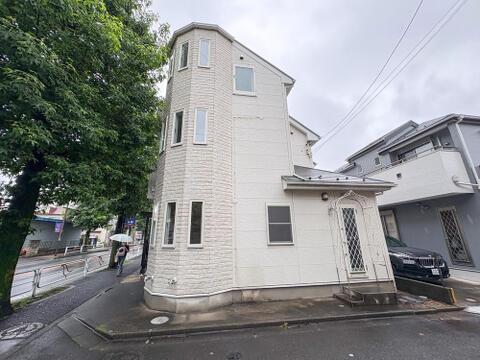 特徴的な外観デザインが目を引く住まい。緑豊かな並木道に面し、お子様との散歩や穏やかな家族の時間を育む環境です。