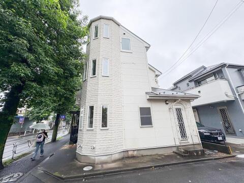 角地に佇む、洗練されたデザインの住まい。緑豊かな街並みに調和し、開放感あふれる暮らしを叶えます。