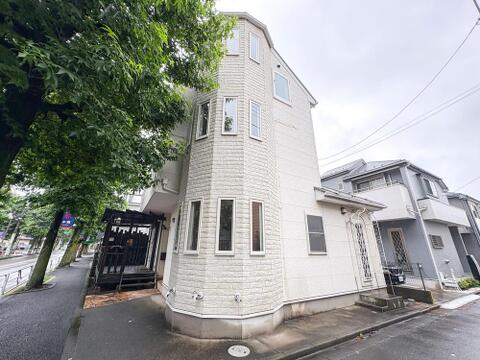 街路樹が美しい通りに面した、特徴的な角地の邸宅。多くの窓から光が差し込み、明るい家族の暮らしを育みます。