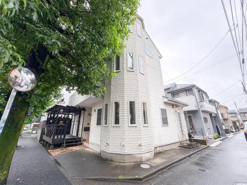 緑豊かな街並みに溶け込む、洗練された外観デザイン。角地ならではの開放感と採光で、家族の絆を育む明るい暮らしを。