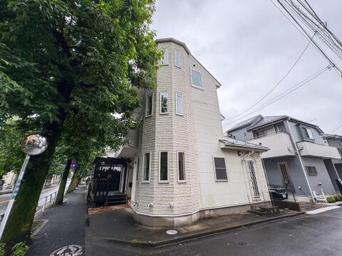 角地に佇む洗練されたデザインの邸宅。豊かな緑と落ち着いた街並みが、ご家族の穏やかな日常を彩ります。光と風を感じる暮らしがここから始まります。