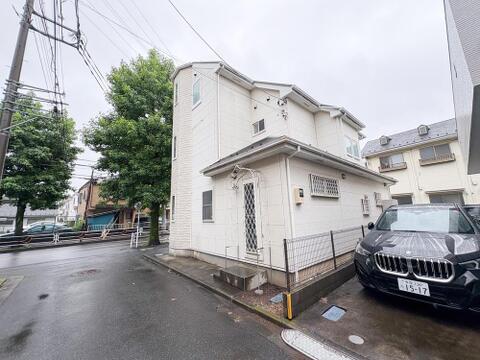街角に佇む、開放感あふれる外観の邸宅。駐車スペース完備で、家族のカーライフをサポートします。