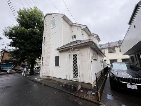 白を基調とした洗練された外観が魅力の住まい。家族の成長を優しく見守る、穏やかな住環境で新生活を始めませんか。