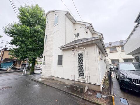 白い外壁が印象的な、明るく開放感のある戸建てです。家族の笑顔が溢れる毎日を、この落ち着いた住まいで始めてみませんか。