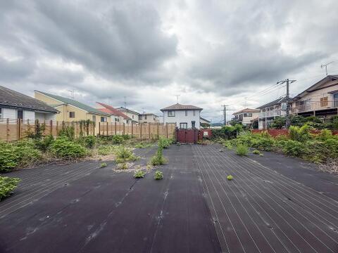 敷地約99坪の圧倒的ゆとり。建物も32坪超と広々3LDK。(撮影日:2026年7月)