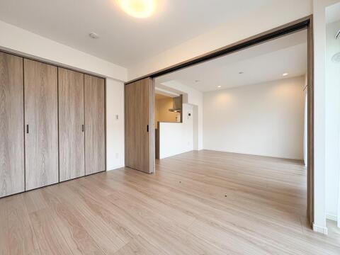 天井高を強調する、開放的な視界。大容量クローゼットが、お部屋をスッキリ。