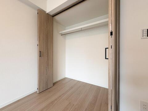 たっぷり収納できるクローゼット。ハンガーパイプ付きで、お洋服もスッキリ。