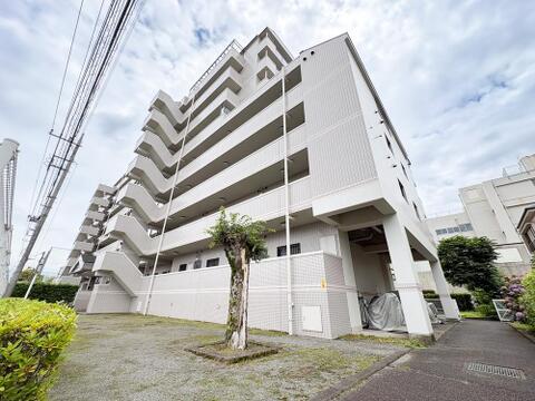 白を基調としたスタイリッシュな外観。利便性の良い住環境に映える洗練されたデザインです。
