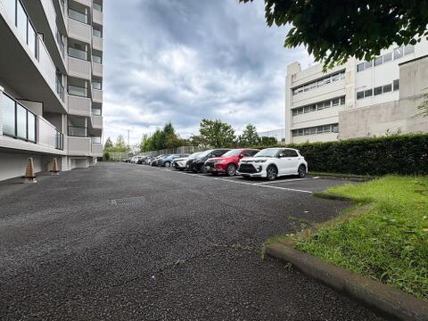 広々とした敷地内平置き駐車場。大きめのお車でもスムーズに出し入れが可能です。