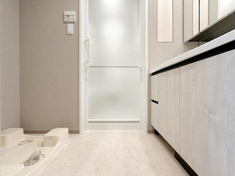 住まう方や訪れる方を迎えるホテルライクなエントランス。美しく整えられた共用空間とスタイリッシュな外観が、毎日の暮らしをより豊かに彩ります。