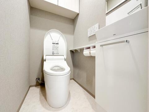 温水洗浄便座付きの清潔感あるトイレ。手洗いカウンターも備え、ご家族はもちろん来客時にも快適にご利用いただけます。