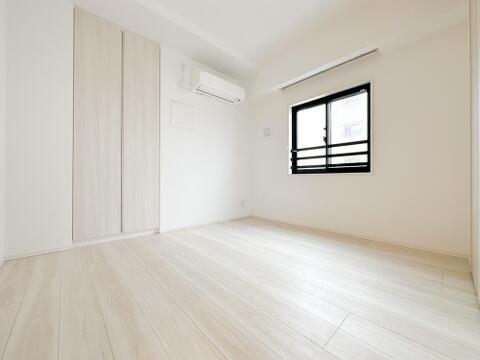 大きな窓からやさしい陽光が差し込む明るい洋室。収納も備えており、主寝室や子ども部屋など幅広くご活用いただけます。