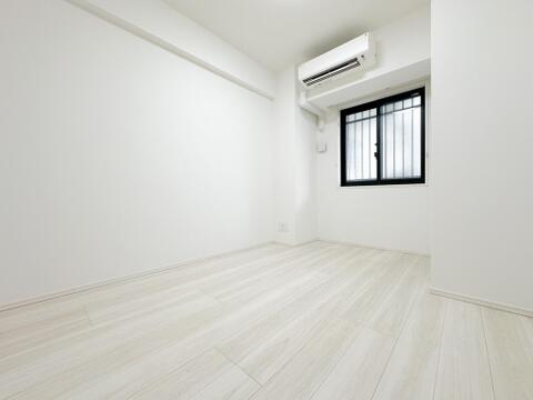 全室採光設計で明るく心地よい洋室。エアコン設置済みのため、お引渡し後すぐに快適な新生活をスタートできます。