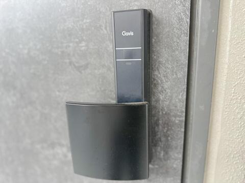 スマートな電子キーを採用。鍵の開閉がスムーズで、防犯性にも優れています。毎日の外出・帰宅を快適にサポートします。