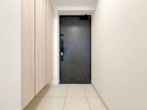 収納力のあるシューズボックスを備えた玄関。すっきりとした第一印象を演出し、毎日の「ただいま」が気持ちよく迎えられます。