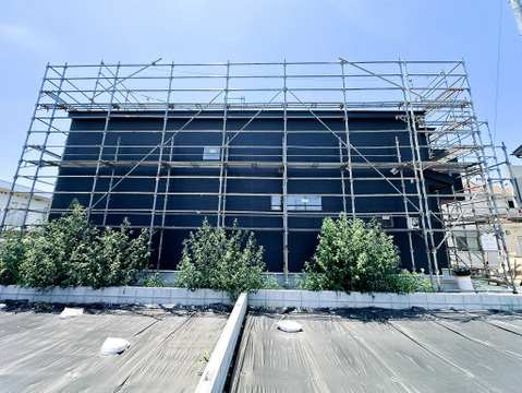 第一種低層住居専用地域内の落ち着いた住宅街。穏やかな街並みの中で、子育て世帯にも嬉しい住環境が広がります。