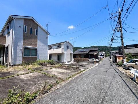 東側公道に面したのどかで開放的な街並み。周辺は高い建物がなく空が広く感じられます。