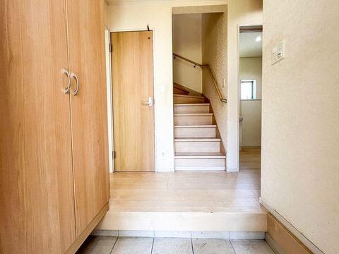 大型収納付きの明るい空間。クロス張替えと室内クリーニングでパッと爽やかに生まれ変わります。