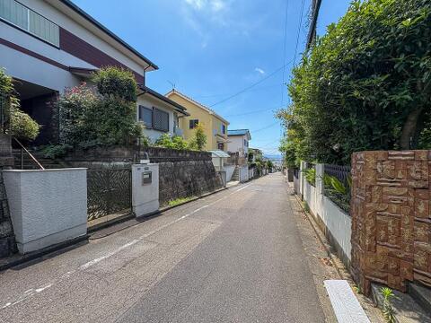 前面道路を含む現地外観写真