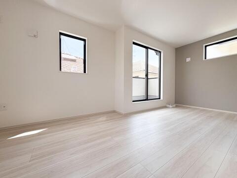大きな窓から陽光がたっぷりと注ぐ明るい洋室。毎朝心地よく目覚められる爽やかな空間です。