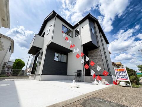 モノトーンのスタイリッシュな外観。カースペースも完備された、洗練されたデザインの住まいです。