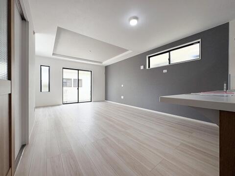 お部屋全体を見渡せる開放的なレイアウト。デザイン性と機能性を兼ね備えた快適な住空間です。
