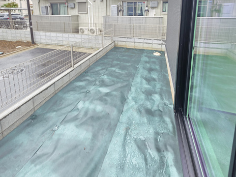 建物脇にはゆとりある屋外スペースを確保しています。居室の掃き出し窓から直接出入りでき、ガーデニングやお子様の遊び場など、暮らしに合わせた使い方を楽しめるスペースです。