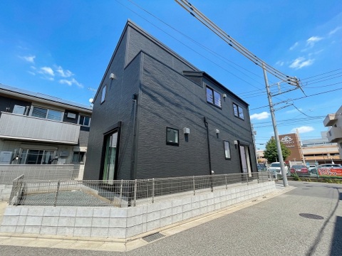 道路側からも存在感のある、シャープな外観デザインです。落ち着いた外壁と立体感のあるフォルムが建物を引き締め、複数の窓をバランス良く配置。角地ならではの開放感も感じられる、すっきりとした佇まいです。