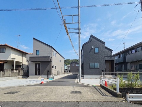 2棟が並ぶ現地は、それぞれ異なる外観デザインが印象的です。建物の間に道路を設けた配置で、住戸ごとの独立感にも配慮。前面にはカースペースを確保し、街並みに調和するすっきりとした住環境に仕上がっています。