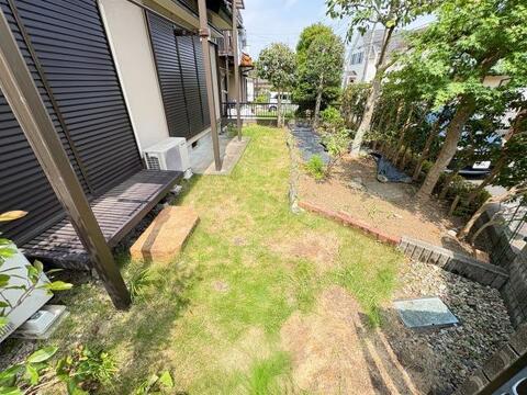 ゆとりある広さの専用庭を備えた一戸建てです。シンボルツリーが映える空間で、ガーデニングやDIY、家庭菜園などを自由に楽しめます。