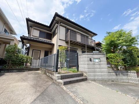 瓦屋根の重厚感と和モダンな風合いが魅力的な2階建て邸宅です。落ち着きのある佇まいに加え、緑豊かな外構が彩りを添えます。ゆとりある敷地で、ご家族との心安らぐ贅沢な時間を過ごせるお住まいです。