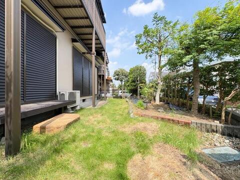 広い空と緑豊かなお庭が広がる、開放感たっぷりの一戸建てです。室内からの眺望や日当たりの良さ、お庭の広さなど、現地でしか感じられない心地よさをぜひご体感ください。