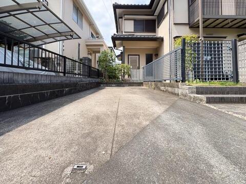 広さがしっかりと確保されたカースペースは、車を持つご家庭にとって嬉しいポイント。荷物の積み下ろしがスムーズで、日常の使い勝手が良く、生活の利便性を高めてくれます。