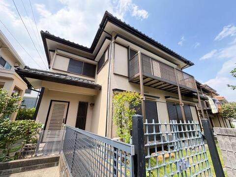 陽当り良好で開放的な大きなバルコニーが目を引く一戸建てです。2階からの景観や風通しも良く、洗濯物も気持ちよく乾きます。温かな日差しに包まれた心地よい空間で、爽やかな新生活をスタートしませんか。