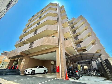 スタイリッシュなデザインが印象的な外観です。洗練された清潔感ある佇まいが街並みに映え、毎日の帰宅のたびに心地よい満足感と誇らしさをもたらします。