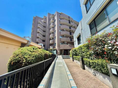 重厚感のある住まいの外観は、住む人に安心感をもたらします。シックな色合いが特徴で、落ち着いた雰囲気の中に温かみを感じるデザイン。長く愛着が持てる外観が魅力の住まいです。