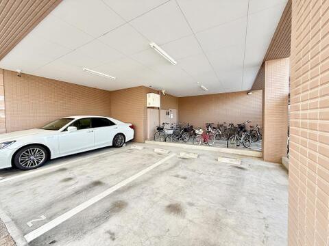 敷地内にはカースペースがあり、車を持つご家庭にとって嬉しいポイント。荷物の積み下ろしがスムーズで、日常の使い勝手が良く、生活の利便性を高めてくれます。