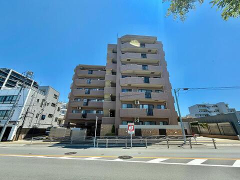 青空に映えるスタイリッシュな外観。都市生活を彩る快適なレジデンス。日当たり良好なバルコニーでリフレッシュできます。