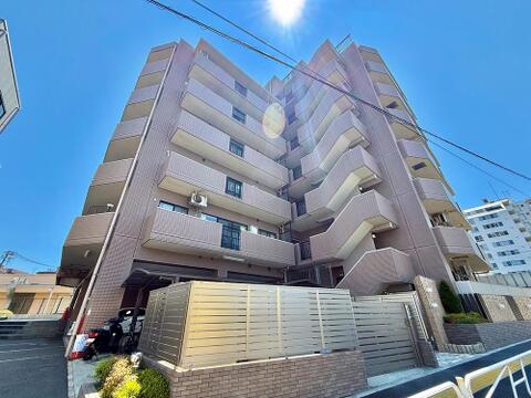 開放感あふれる角部屋で、心地よい風と光を感じて。プライバシー重視の方にもおすすめです。バルコニーからの眺望も楽しめます。
