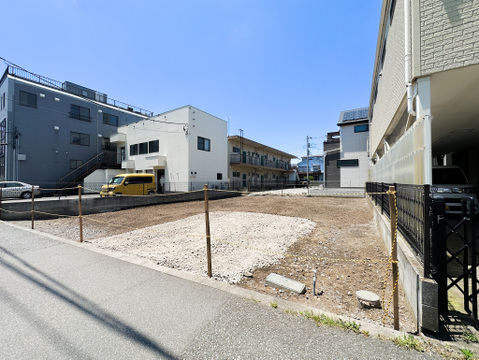 コンビニとスーパーが徒歩2分に揃い、毎日のお買い物も快適。中神駅へ徒歩7分、公園へ徒歩4分と、暮らしにうれしい環境が整っています。利便性を重視するご家族にもおすすめです。