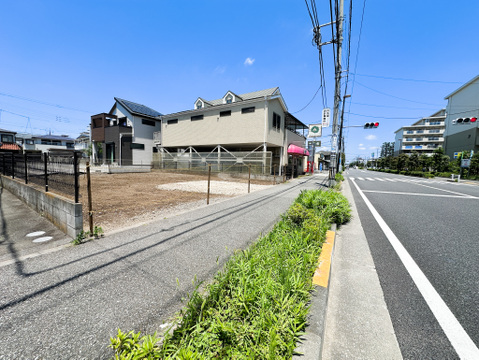 約16mを超える間口を備えた、ゆとりある整形地。建物配置や駐車スペースなどの計画を立てやすく、幅広い建築プランを検討できます。家族の理想に寄り添う住まいづくりが叶います。