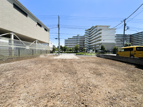 多摩大橋通りに面した、視認性と開放感のある立地。前面道路は幅員約18mとゆとりがあり、車での移動もスムーズです。住宅用地はもちろん、多彩な活用方法を検討できる土地です。