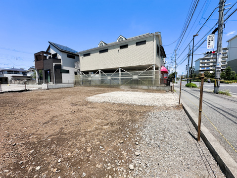 更地渡しのため、解体にかかる手間や費用を抑えて建築計画を進められます。約60坪の整形地に、家族構成や将来設計に合わせた理想の住まいを。自由度の高さが魅力の売地です。