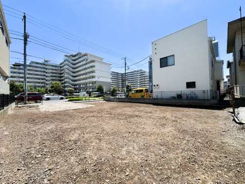セブンイレブン約120m、ファミリーマート約160mと、ちょっとしたお買い物にも便利。スーパーや金融機関、公園も徒歩圏内に揃い、家族みんなが暮らしやすい住環境です。