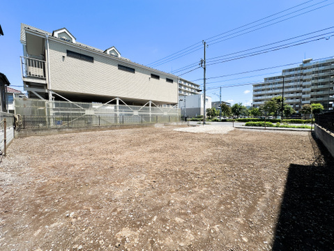 JR青梅線「中神」駅徒歩7分。約60坪のゆとりある整形地で、建築条件はありません。お好きなハウスメーカーや工務店で、ご家族の理想やこだわりを詰め込んだ住まいを実現できます。