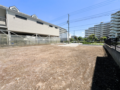駅徒歩7分、建築条件なし、約60坪の整形地という魅力が揃った売地です。交通・買い物の利便性を享受しながら、家族の希望を反映した住まいを建築できる、可能性豊かな場所です。
