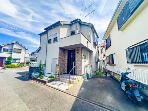 閑静な住宅地に位置し、車庫入れがスムーズに行えます。バイク置場や駐輪場としても◎2026/7/11撮影